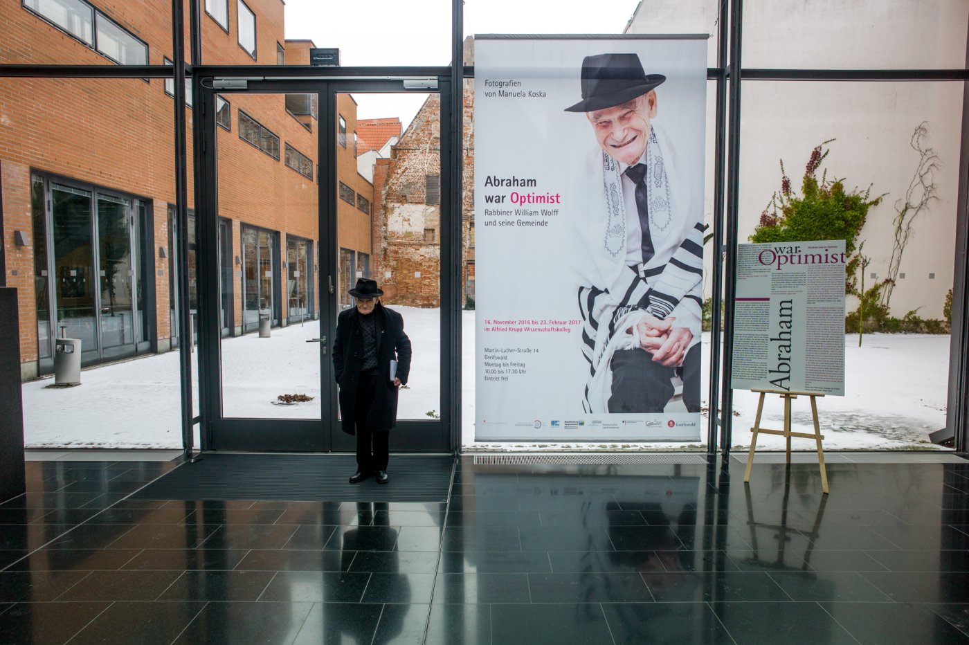 Abraham war Optimist, Greifswald, Alfried Krupp WissenschaftskollegWilliam Wolff vor dem Banner