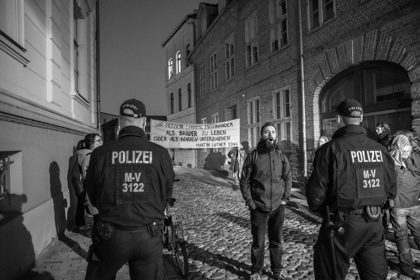 Demonstrant gegenüber Polizeisperre