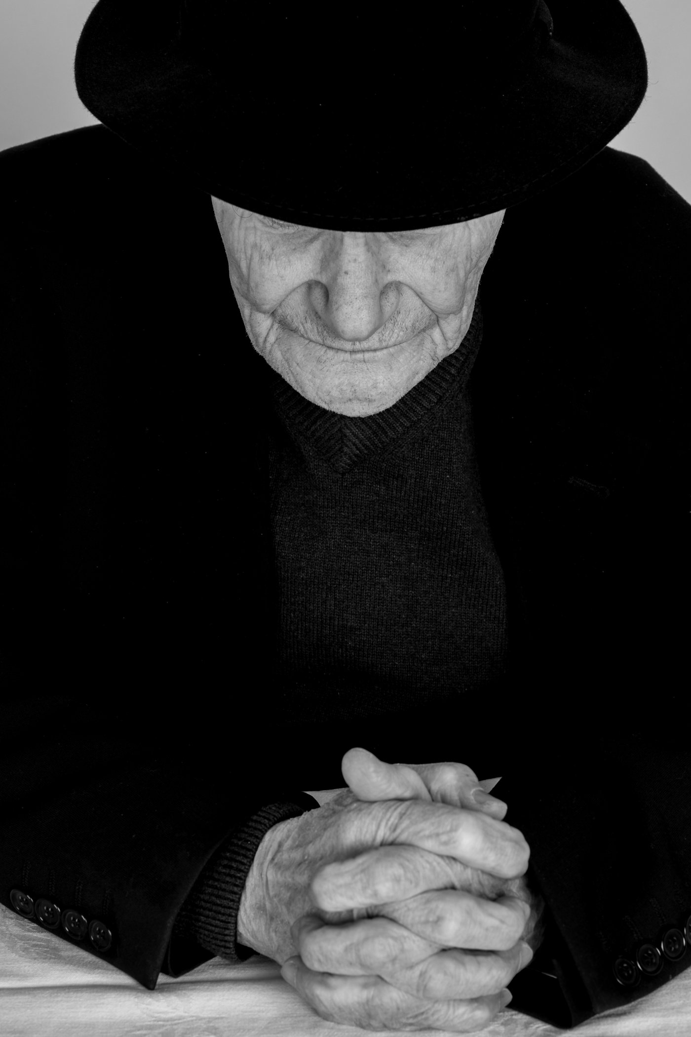 Rabbi William Wolff am Tisch