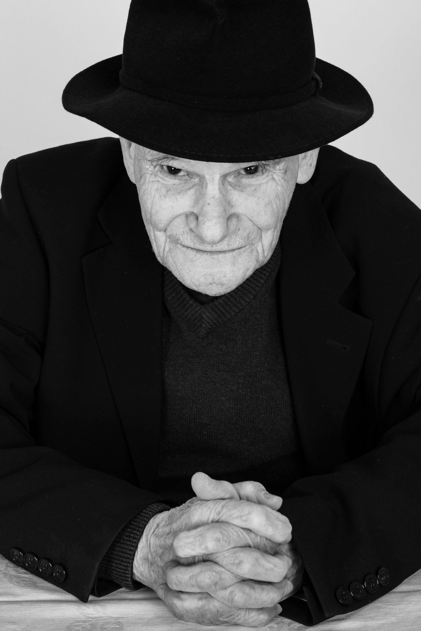 Rabbi William Wolff am Tisch
