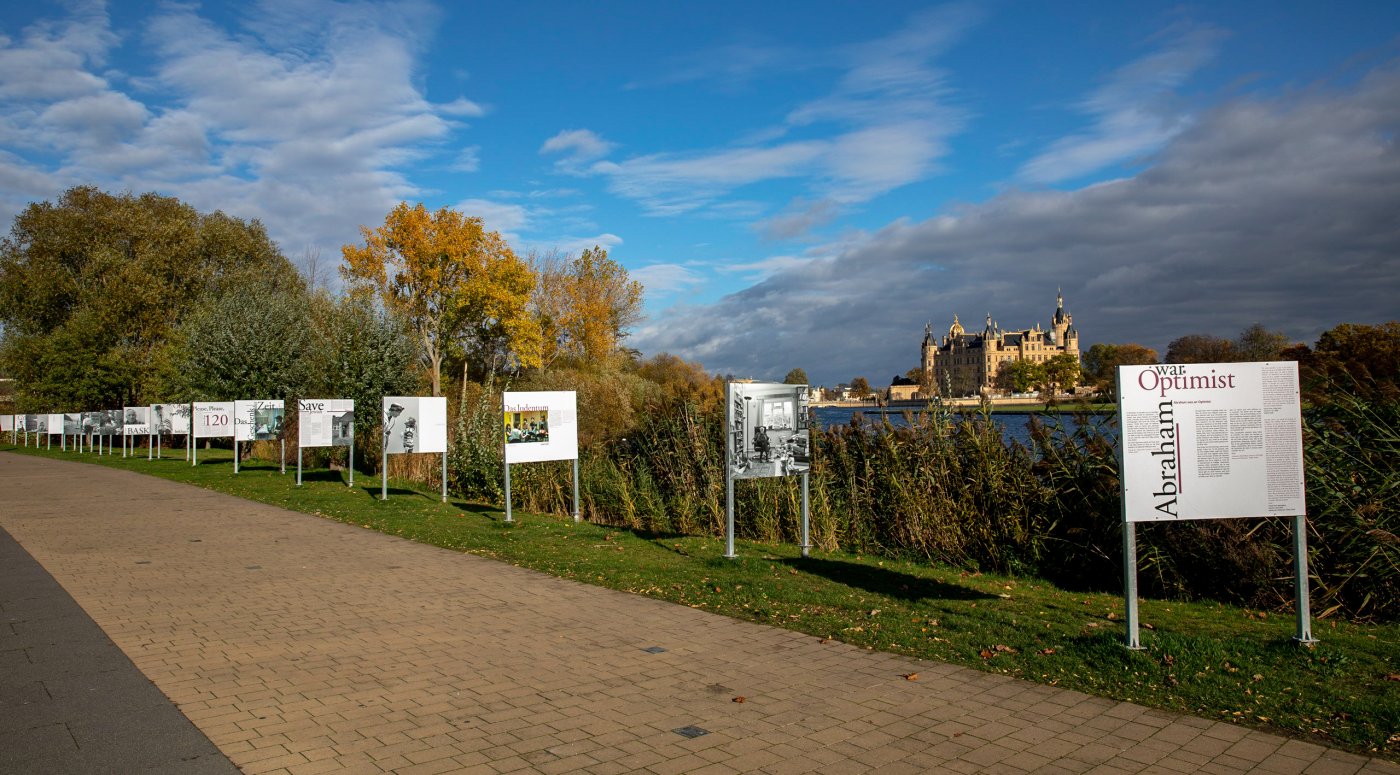 Abraham war Optimist Open Air ausstellung Schwerin